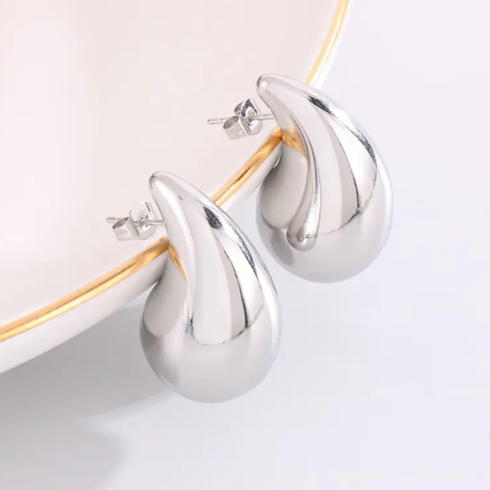 18K PLATED HOLLOW CHUNKY
STAINLESS STEEL DROPLET
SHAPED STUD EARRINGS SILVER